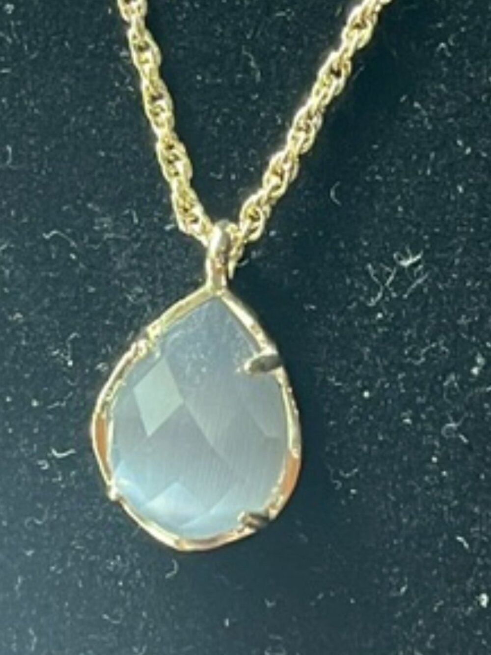 EUC Kendra Scott Gold Tone Teardrop Pendant Necklace - Picture 2 of 8
